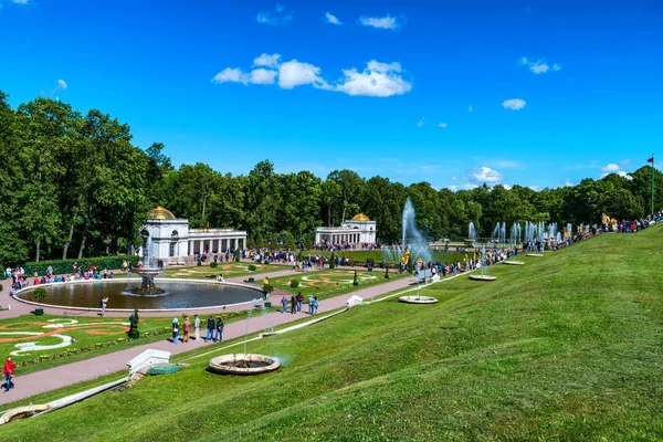 PETERHOF, ST.PETERSBURG - JUNHO 10, 2015: Turistas em Peterhof, Rússia — Fotografia de Stock