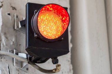 Fabrikası'nda kırmızı uyarı ışığı