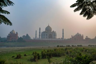 Agra, Hindistan Taj Mahal doğal gün batımı görünümü.