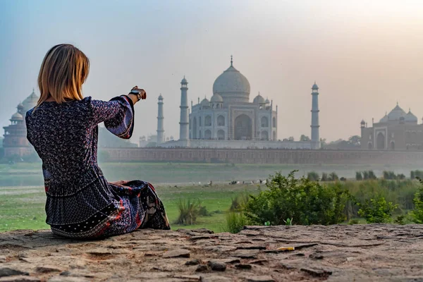 Bella ragazza indica Taj Mahal. Concetto di viaggio — Foto Stock