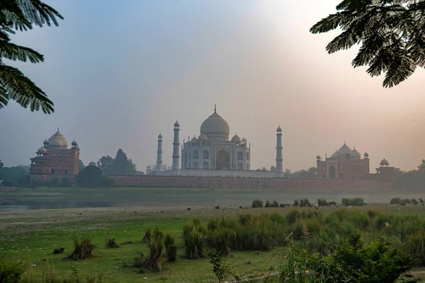 Taj Mahal vue panoramique sur le coucher du soleil à Agra, Inde . — Photo