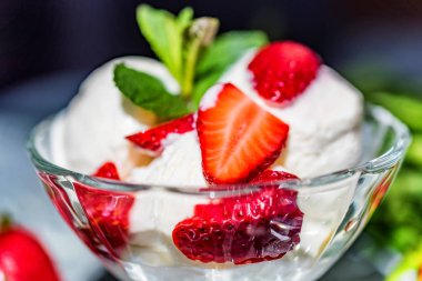 Çilekli dondurma kase ve çilek