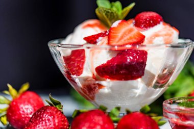 Çilekli dondurma nane kase ve reçel ile