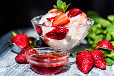 Çilekli dondurma nane kase ve reçel ile