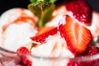 Çilekli dondurma ile nane bir kapta