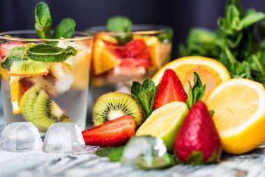 Meyve ve nane ile ev yapımı limonata