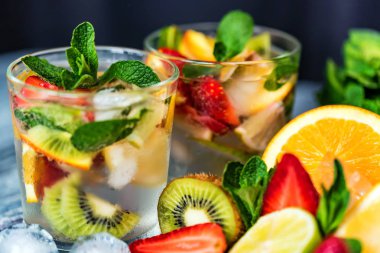 Meyve ve nane ile ev yapımı limonata