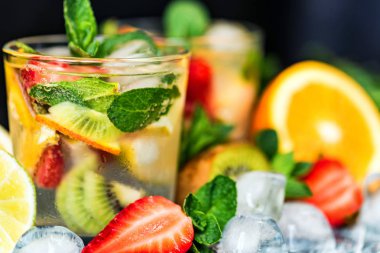 Meyve ve nane ile ev yapımı limonata