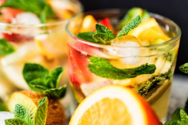 Meyve ve nane ile ev yapımı limonata