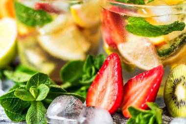 Meyve ve nane ile ev yapımı limonata