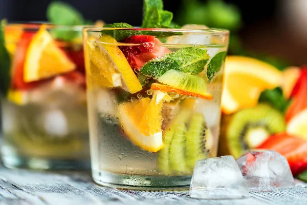 Meyve ve nane ile ev yapımı limonata