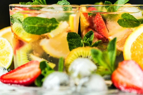 Meyve ve nane ile ev yapımı limonata