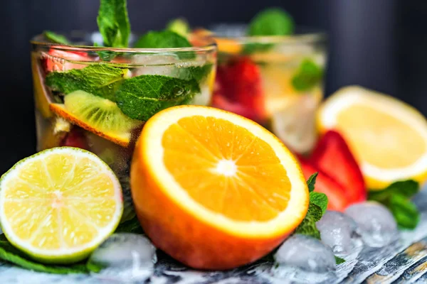Meyve ve nane ile ev yapımı limonata