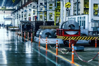 Büyük endüstriyel fabrikada montaj atölyesi