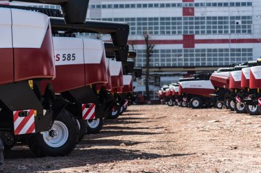 Rostov-On-Don, Rusya-26 Nisan 2018: Yeni biçerdöver Acros