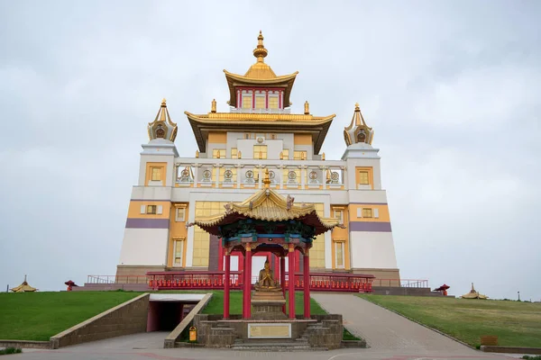 Elista, russland - 5. Mai 2018: burkhan bakshin altan sume buddhistischer Komplex — Stockfoto