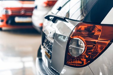 Satıcı galerisindeki yeni arabalar arka planı bulanıklaştırdı