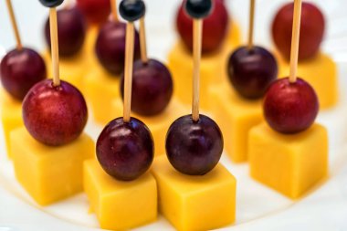 Peynir aperatifler ile Ziyafet tabloyu kapatın