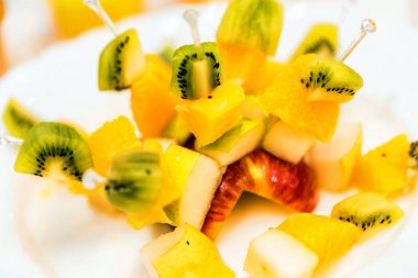 Meyve atıştırmalıklar ile Ziyafet tabloyu kapatın