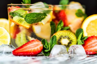 Meyve ve nane ile ev yapımı limonata