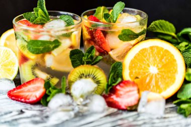 Meyve ve nane ile ev yapımı limonata