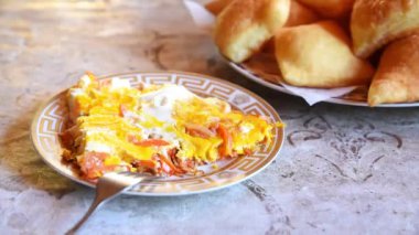 Tabakta sıcak pişmiş yumurta.