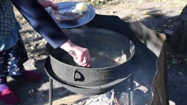 Sıcak taze koyun eti ve patates.