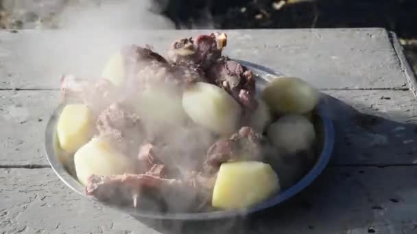 Disiapkan daging domba segar panas dan kentang — Stok Video