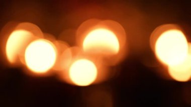 Yüzen dağınık ışıklar bir atmosferde parıldayan tatil mumlar