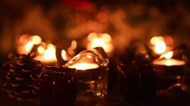 떠다니는 확산 된 빛의 분위기에서 반짝이는 휴일 촛불 — 비디오