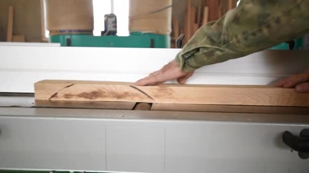 Processamento de madeira com plano elétrico em oficina — Vídeo de Stock