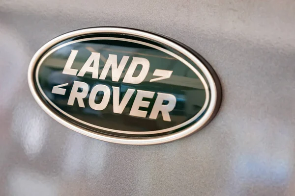 ROSTOV-ON-DON, RÚSSIA - CIRCA OUTUBRO 2019: Logotipo Land Rover — Fotografia de Stock