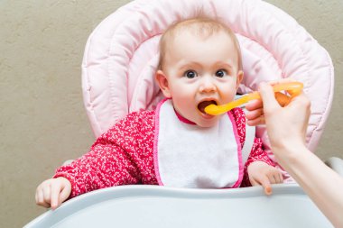 Ağzı açık beslenirken küçük kız bebek