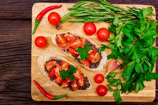 Fresh tasty bruschetta with truffle sauce, parsley and tomates. Top view — Stock Photo, Image
