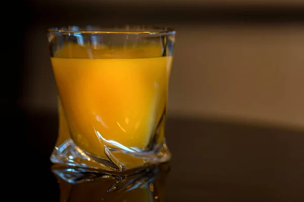 Copo de suco de laranja fresco em uma mesa de madeira perto — Fotografia de Stock