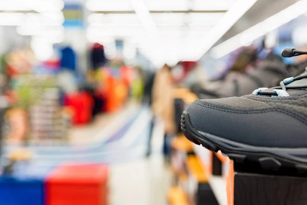 Zapatilla deportiva de primer plano en tienda con fondo borroso —  Fotos de Stock