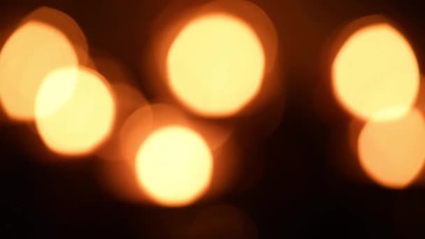 Bougies de vacances scintillent dans une atmosphère de lumière diffuse flottante — Video