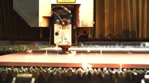 Máquina de corte de feixe de laser durante o processamento de chapa de aço — Vídeo de Stock