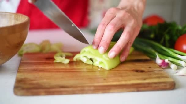 Paprika auf Holzbrett hacken. Suppe kochen — Stockvideo