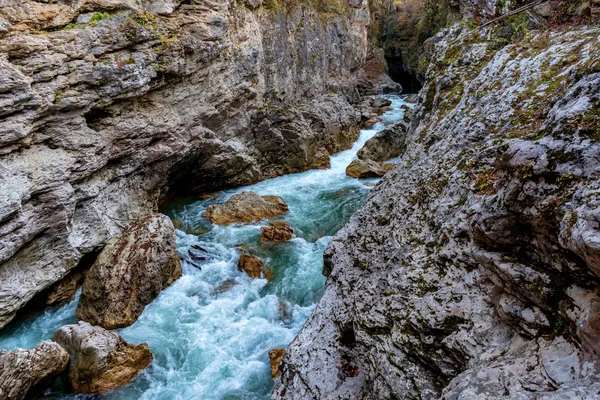 清らかな水と迅速な狭い山の川と秋の風景 — ストック写真