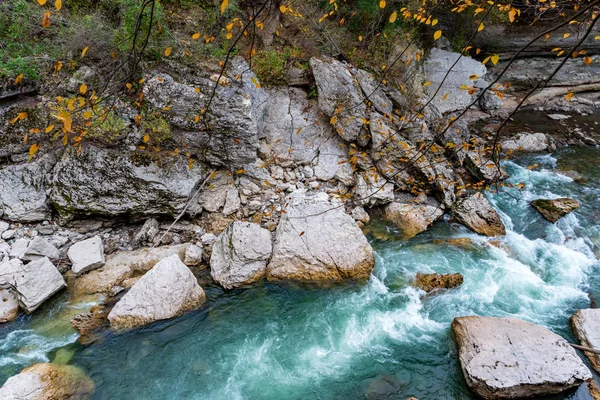 Őszi táj, gyors keskeny hegyi folyó tiszta vízzel — Stock Fotó
