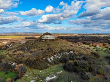 Sonbaharda Tebeşir Tepesi 'nin uzak manzarası