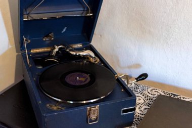 Eski antika vintage fonografta plaklar çalındı