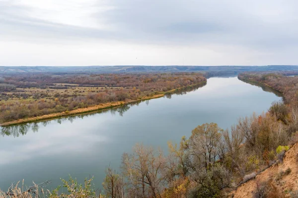 Paisaje vista de la estepa y el río tranquilo Don en Rusia en otoño — Foto de Stock