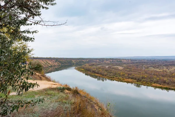 Landskapsutsikt över stäppen och lugna floden Don i Ryssland i höst — Stockfoto