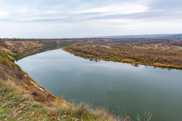 शरद ऋतूत रशिया मध्ये स्टेप आणि शांत नदी डॉन लँडस्केप दृश्य — स्टॉक फोटो, इमेज