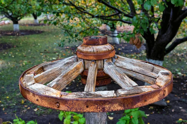 Widok starego drewnianego uchwytu garnka na zewnątrz — Zdjęcie stockowe