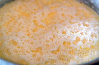 Süt sağdıktan hemen sonra taze süt köpüğünü kapat.