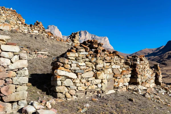 Zicht op oud verlaten Balkar dorp in Noord-Kaukasus — Stockfoto