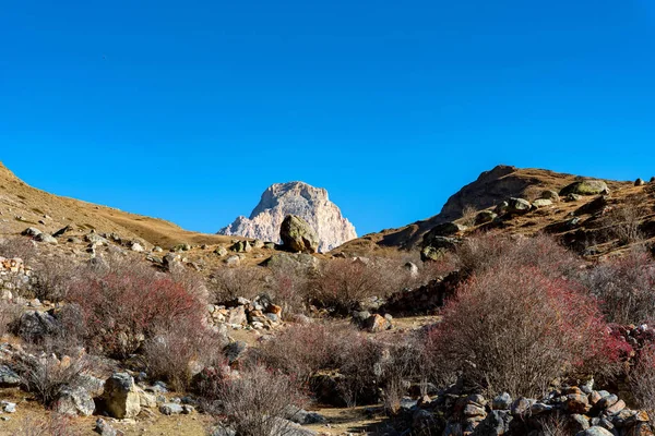 Vista lejana del antiguo pueblo balkar abandonado en el norte del Cáucaso — Foto de Stock